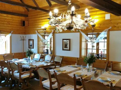 Postavljen stol u dvorani restorana