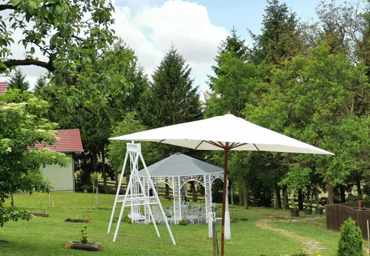 Vrt s ljetnikovcem i prostorom za opuštanje