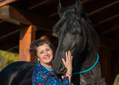 Sanja Paulić s jednim od konja na imanju