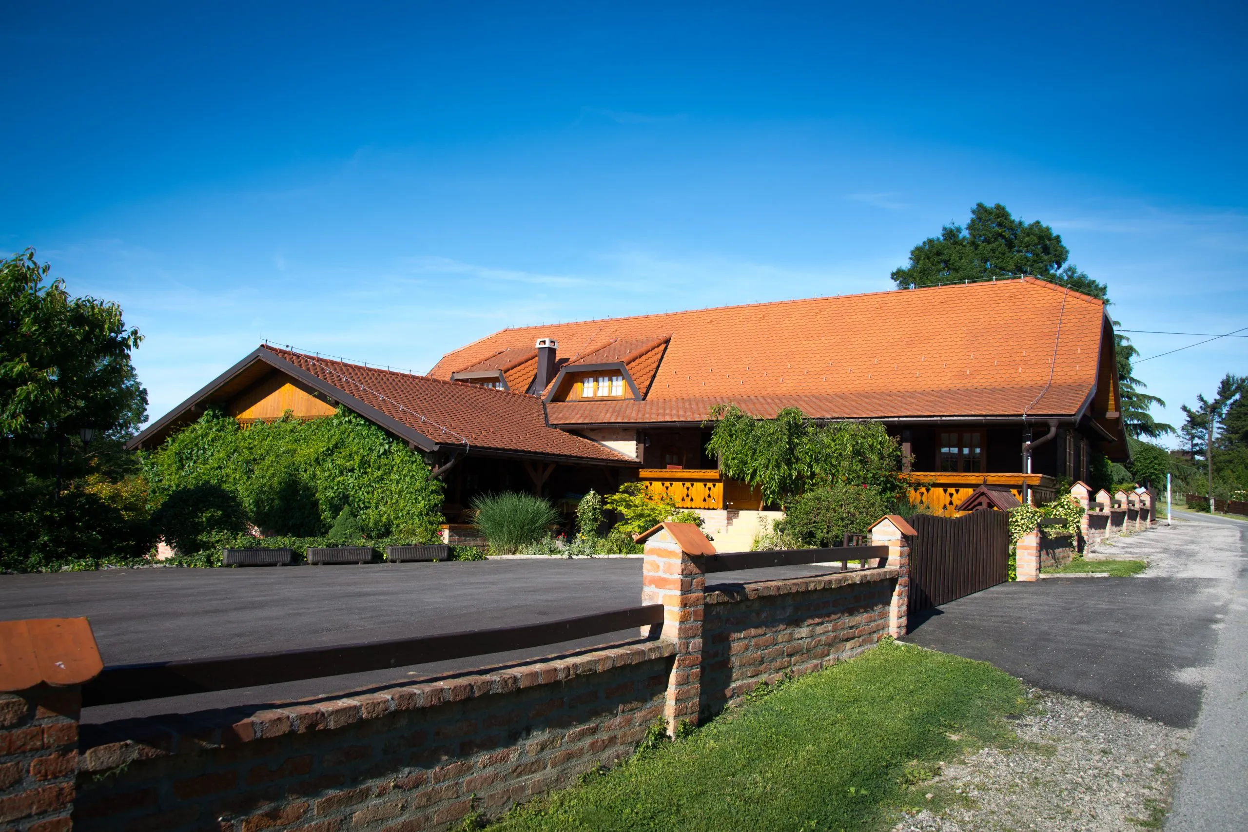 Restoran Ladanj kod strica, drvena kuća s crvenim krovom u Sobočanima